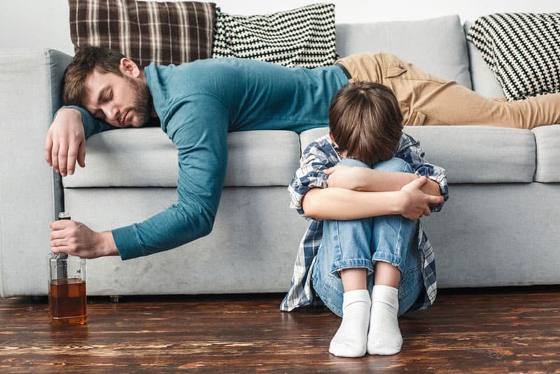 5 Dinge, die du nicht gelernt hast, weil du das Kind eines Alkoholikers bist