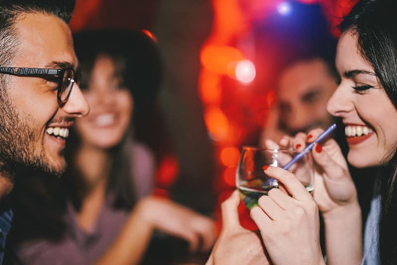 Die Top 13 lustigen, sexy und gewagten Trinkspiele für Paare