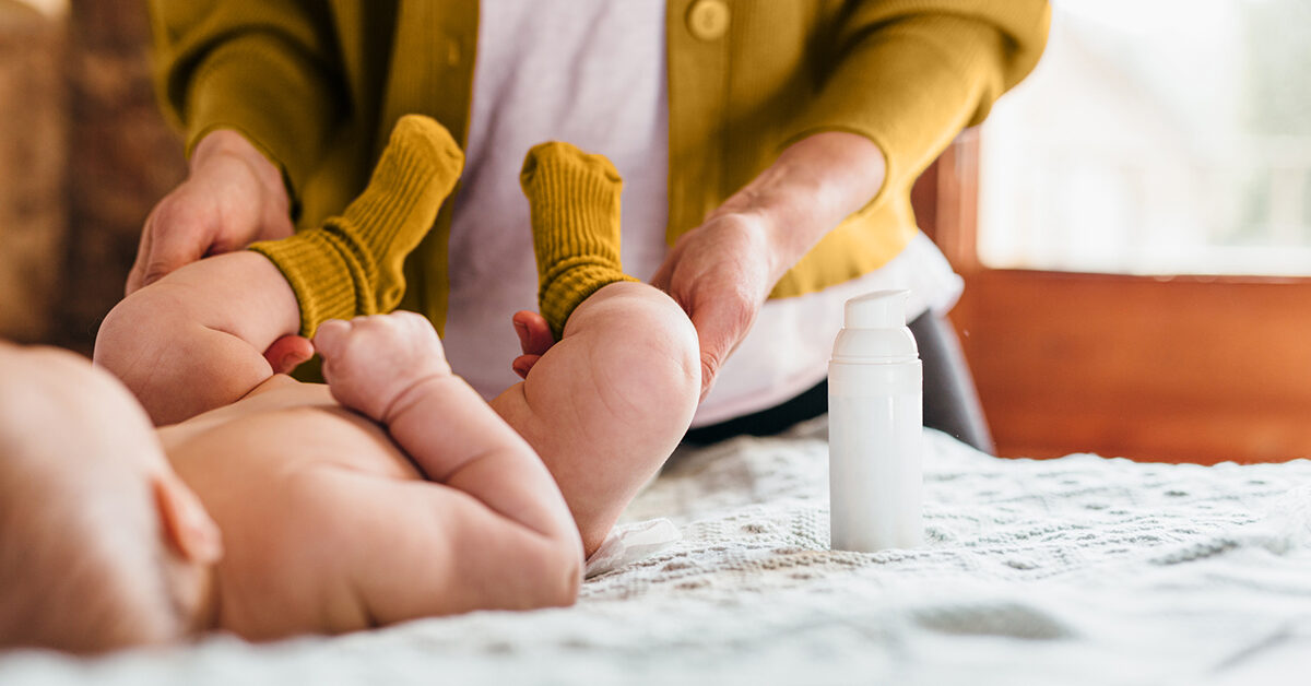 Wie man einen wunden Hintern von Durchfall beruhigt: Heilmittel, bei Babys