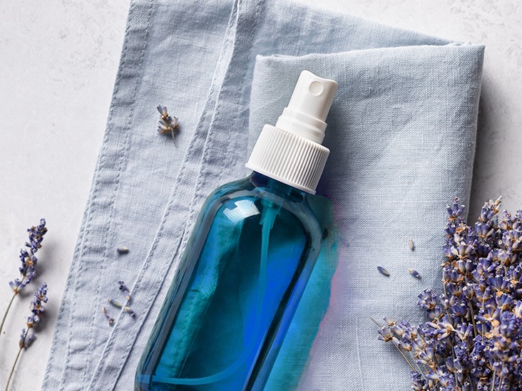 Sprühen Sie diese DIY-Kissensprays, um Ihnen beim Schlafen zu helfen