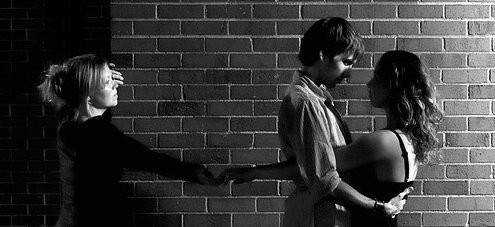 „Ich hoffe, mein Freund hat nichts dagegen“: Die Auswirkungen gleichgeschlechtlicher Untreue in heterosexuellen Beziehungen