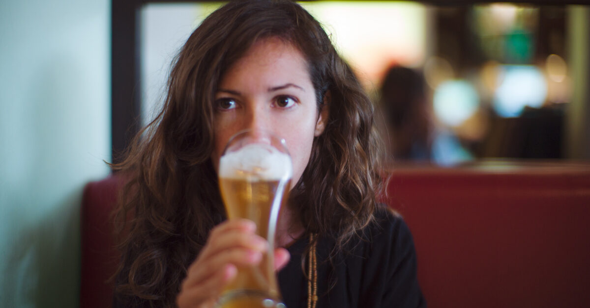 Alkohol und Migräne: Beziehung, Auslöser, Behandlung & mehr