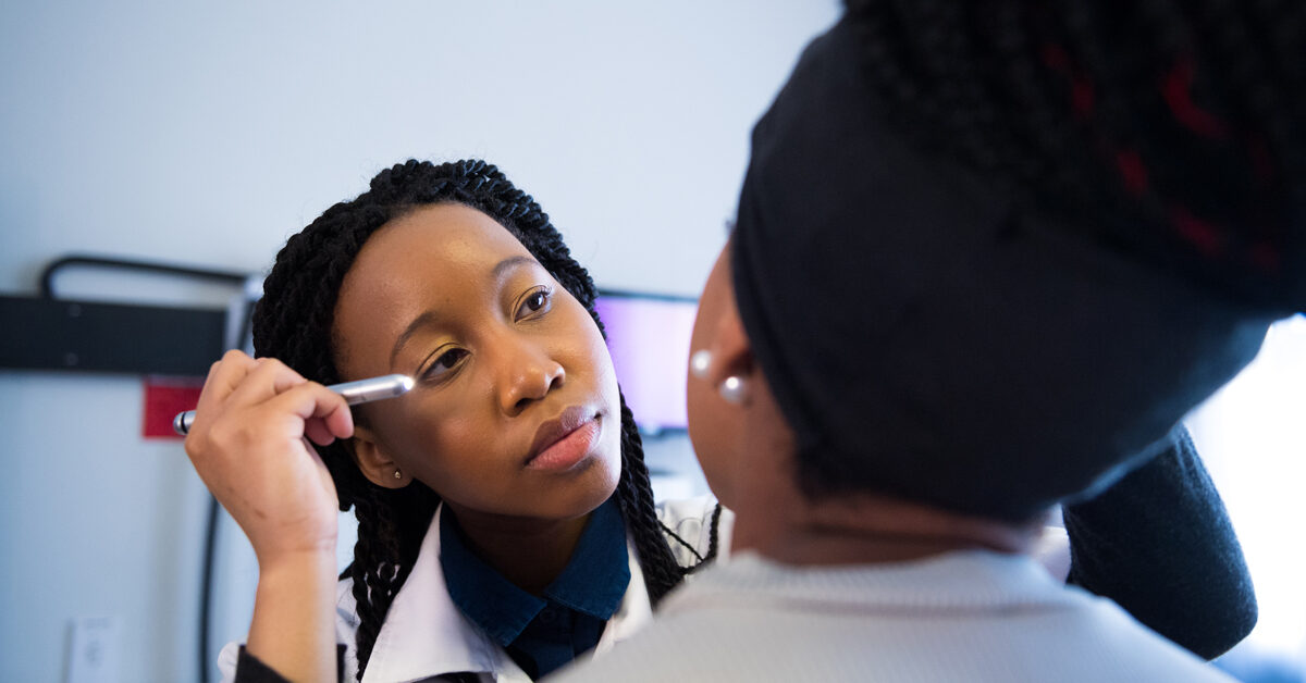 Iritis: Ursachen, Symptome, Behandlung, Pflege