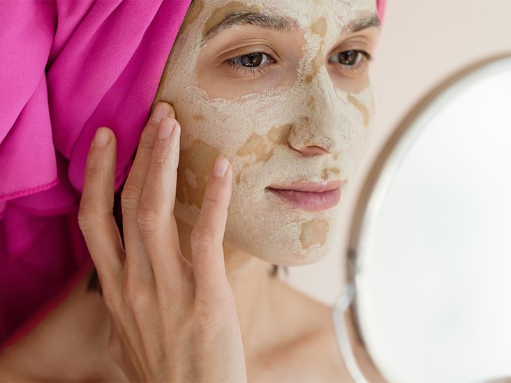 Schon mal was von Multani Mitti gehört? Erfahren Sie, wie dieser uralte Ton Ihnen eine klare Haut verleihen kann