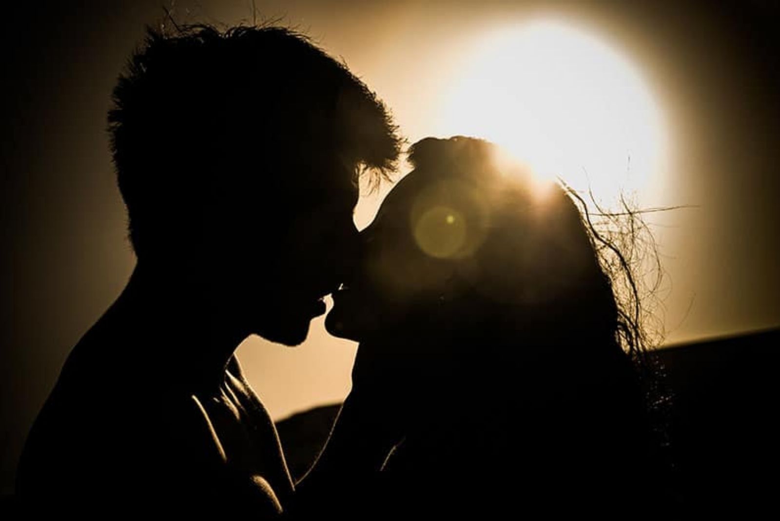 6 einfache Möglichkeiten, Ihre Make-Out-Sitzungen intimer zu gestalten