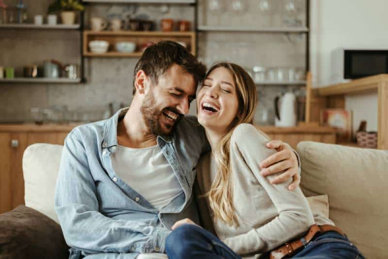 Vollendete Liebe: Erklärung von Sternbergs Dreieckstheorie der Liebe