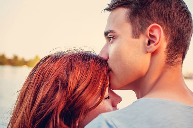 6 Möglichkeiten, wie Männer ihre Gefühle ausdrücken, ohne Worte zu verwenden