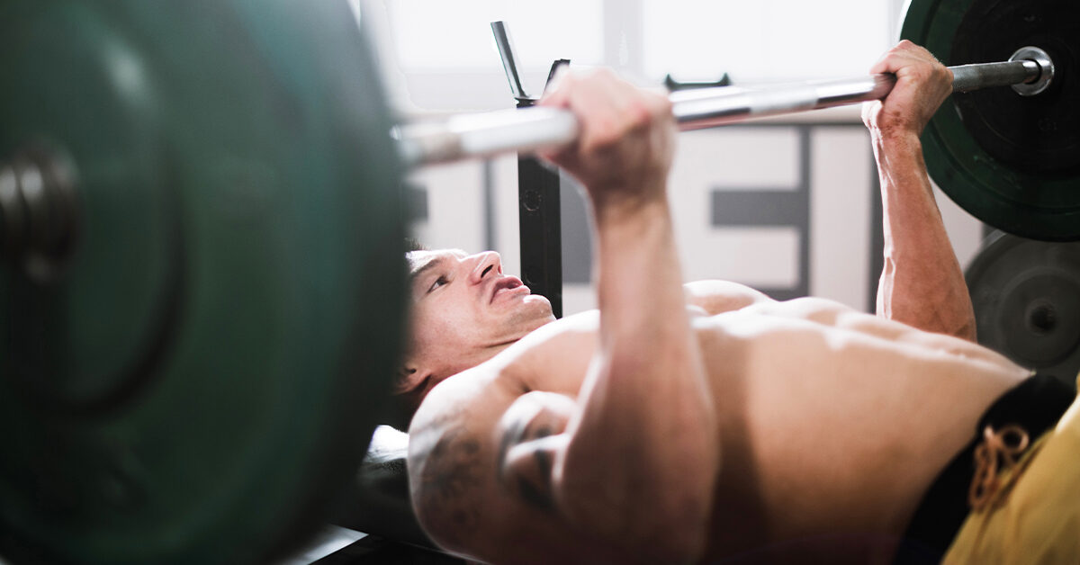 Bankdrücken mit umgekehrtem Griff: Vorteile, trainierte Muskeln und Anleitungen
