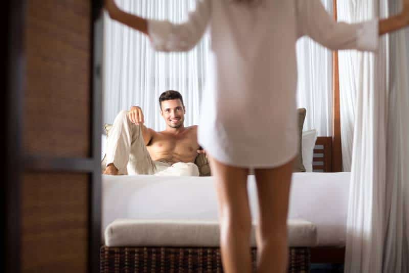 Männer enthüllen: 7 überwältigende Tipps, um einen Mann im Bett vollständig zufrieden zu stellen